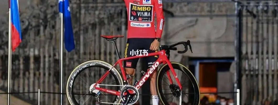 Nejlepší cyklista ve skocích na lyžích Primož Roglič